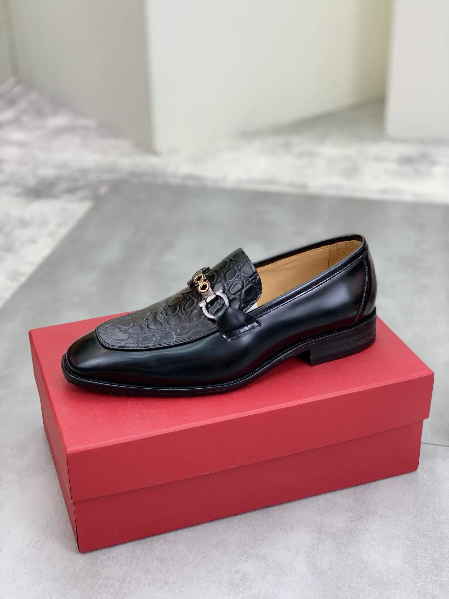 Men's Men's Shoes 💰P460💰[New Style] Water-dyed Niuli 🆘[Salvatore Ferragamo] Ferragamo's latest casual business leather shoes for men! Available at counters simultaneously! The fabric is made of specially imported original pebbled calfskin, and the lining is made of imported water-dyed cowhide. It is absolutely luxurious and leads the fashion trend. Matching code: 38-45 (46 can be customized) multiple colors available